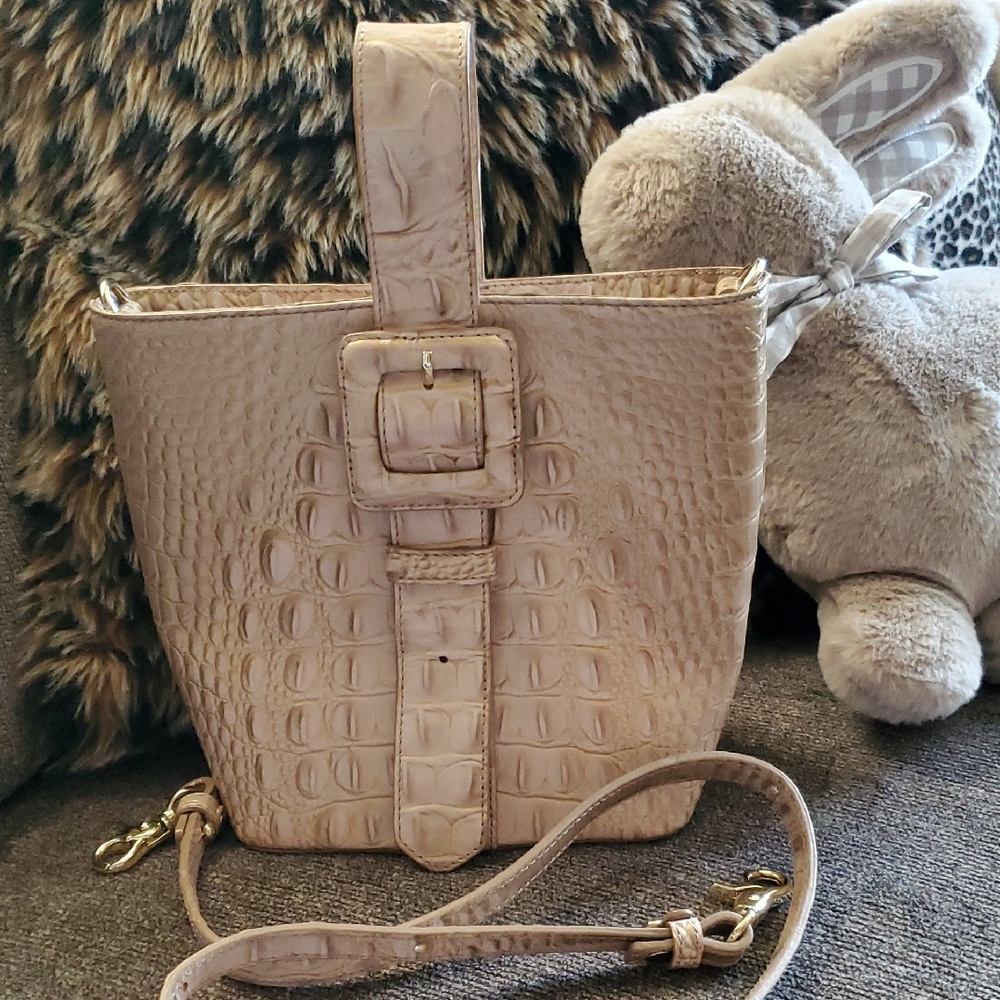 Elegant Crocodile-Embossed Tan Handbag